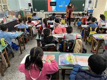 鼓勵學生認識自己的情緒　學校運用繪本、心理牆