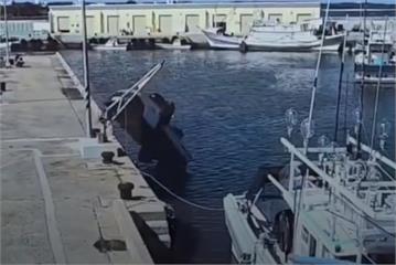 開車不慎衝下海　海巡員潛水即刻救援女駕駛