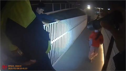 搶拍台灣燈會「巨型卡比獸」掉手機　熱心警幫忙找回