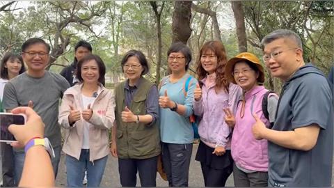 大家都不喘！蔡英文一早揪何欣純、蔡其昌爬清水鰲峰山