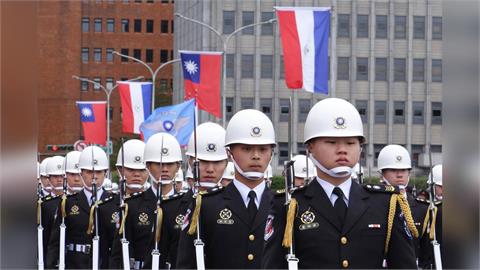 巴拉圭總統「無懼中國施壓」訪台！凱道「高掛國旗」迎接　林佳龍親赴機場接機