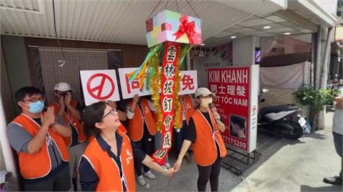雲林罷團「拔釘機車隊」遊街　丁學忠豎看板辦座談反制罷免