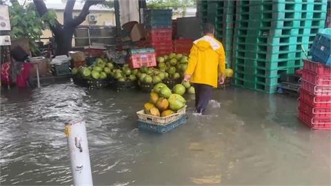 屏東豪雨狂炸! 果菜市場"水淹及膝蓋" 攤販椰子漂走