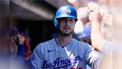 MLB(影)／道奇明星外野手打陷低潮！總教練羅伯斯調棒次奏效敲出兩安