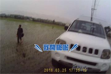 毒犯逃逸衝進田裡 女警壓制嫌犯渾身泥