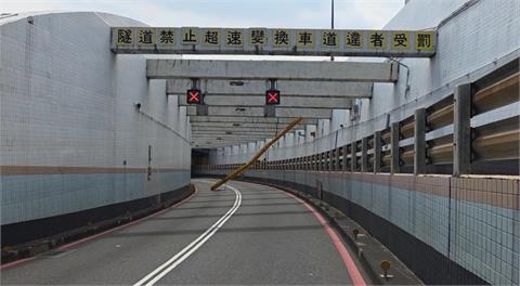 快新聞／誰做的？高雄過港隧道限高架遭擊落　「旗津往前鎮」單線雙向同行