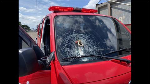 聯結車噴出插銷　台南消防公務車玻璃破