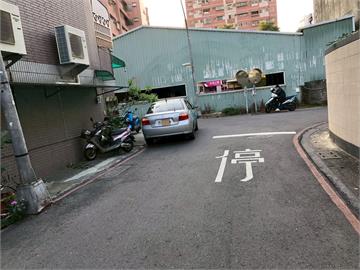 檢舉違停爆鄰里糾紛！　醫師娘帶小孩遭鄰居飆罵髒話