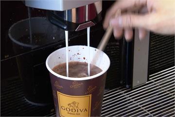 「GODIVA熱巧克力VS人蔘咖啡」超商熱飲戰開打