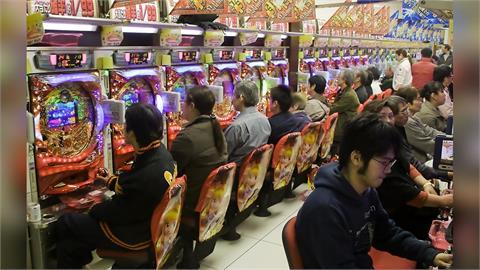 柏青哥搬進日照中心！　日本銀髮族打小鋼珠兼復健