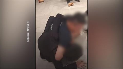 西裝男朝速食店員丟漢堡、可樂、熱心男子箭步上前「鎖喉功」撂倒