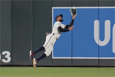 MLB／沒接到就GG了！飛撲再見接殺　巴克斯頓美技助雙城止三連敗