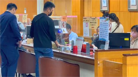 快新聞／要出來了！朱亞虎獲200萬交保　兒搬「兩疊鈔票磚」辦保畫面曝