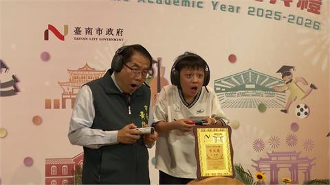 台南市長獎頒獎　畢業生創意互動！　送自製畢業證書給黃偉哲