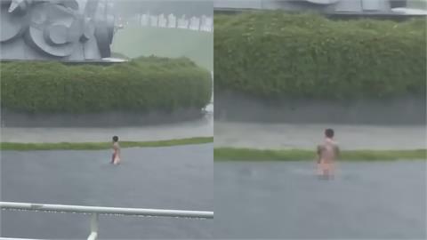 彰化公園淹大水驚見刺青男「脫光裸泳」！網見「下身全露」傻眼：穢物喝到飽