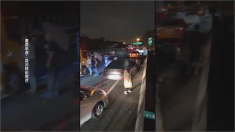 國1新竹段「H型鋼條」散落　43車碰撞受損！警調監視器追肇事者