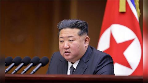 金正恩9小時視察幹部「卻狂抖腳」原因曝　「翹2郎腿訓官員」畫面流出