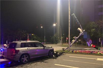 快新聞／扯！北市男酒駕自撞　南港道路「號誌桿遭撞斷」畫面曝
