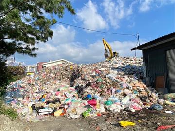 快新聞／南投縣「8千噸垃圾山」清不完　堆積垃圾如瀑布畫面曝