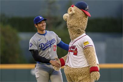 MLB（影）／勇士吉祥物竟說「日文」？與大谷翔平相見歡　兩人互動宛如麻吉