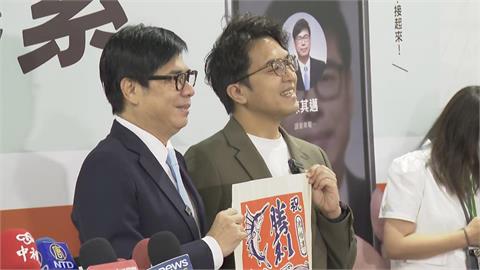 快新聞／陳其邁贈「大漁旗」助陣沈伯洋　再暗批蔣萬安：不要迴避問題