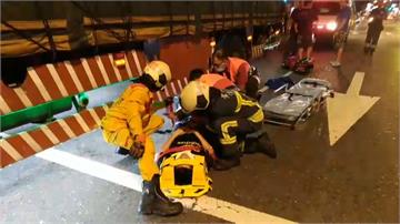 機車擦撞迴轉轎車 騎士彈飛卡路旁貨車底