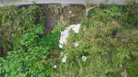 鹿谷鄉「小半天」　懸崖邊坡驚見「白色垃圾瀑布」