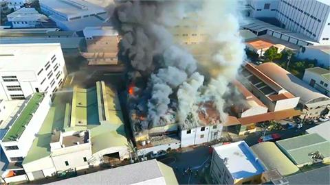 快新聞／黑煙竄天！台南金屬拋光工廠大火　消防急派13車27人灌救