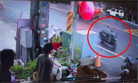 騎士人呢？雲林虎尾驚見「幽靈機車」暴衝連撞2車才停　畫面曝光網看傻眼
