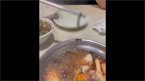 民眾吃涮涮鍋竟撈出「完整蜈蚣」　店家結帳塞百元了事