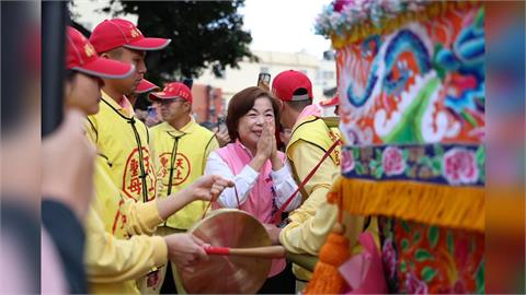 快新聞/山邊媽祖神轎突臨停3分鐘 楊瓊瓔聽到「這一句」嗨了