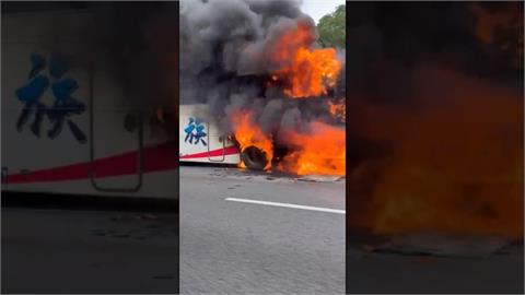 燒到只剩骨架！五楊高架遊覽車驚傳火燒車　25人順利逃生３人輕傷