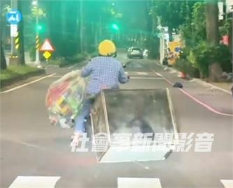玩命關頭真實上演？　民眾機車後拖「鐵櫃」一路磨擦嚇壞用路人