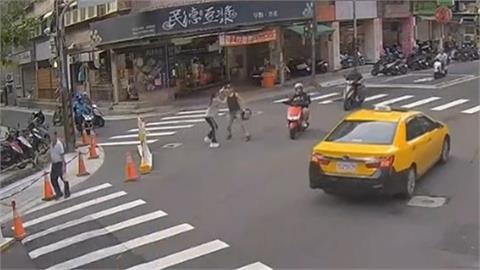 夫妻當街大吵！警到場搜出毒品「一網打盡」　妻子還是通緝犯