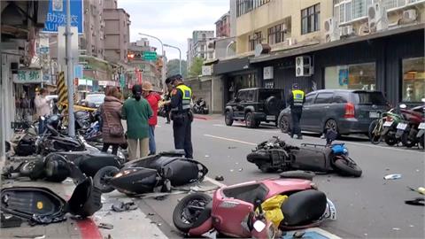 悚！休旅車突失控暴衝　沿路撞整排18輛機車四人傷