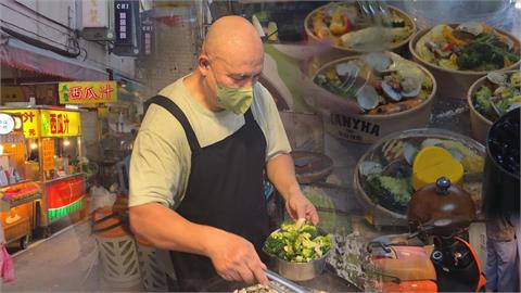"型男大廚"隱身台中向上市場! 繽紛海鮮燉飯人潮排爆