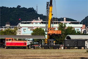 全台僅８輛！台鐵DL-2003號貨車移動機運抵哈瑪星鐵道園區