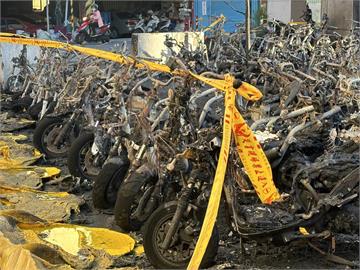 快新聞／驚！桃園大樓旁空地晚間大火　「84輛機車燒到剩殘骸」畫面曝光