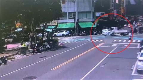 高雄新興紅綠燈突故障　小客車、貨車撞上　險波及旁小吃攤