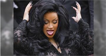 Cardi B被控懷孕打傷保全！出庭「浮誇表情包」爆紅　最終結局出爐