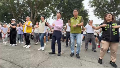 高雄市長選戰！邱議瑩與蔡其昌聊棒球經　許智傑健走、賴瑞隆參與眷村文化節