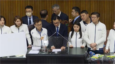 快新聞／怒轟藍白完全背離民主價值 　民進黨：毀憲亂政、痛心遺憾！