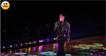 韋禮安攻蛋AKIRA也到場　祭出超狂舞台：怕你們只看到我屁股