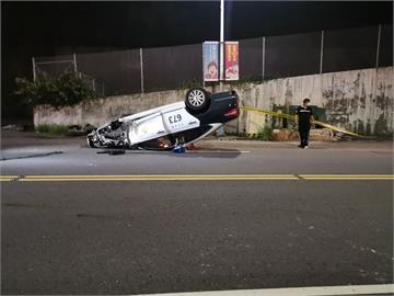 新莊21歲員警駕駛技術不純熟　自撞變電箱「警車翻肚」2人傷