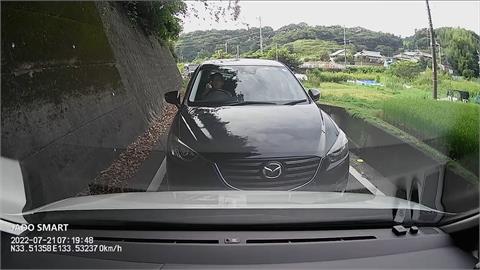 用拳頭來解決！日本駕駛狹道會車靠這招　影片曝光網推崇：世界和平