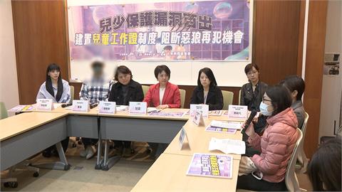 李靚蕾罕見公開露面　談「一事」落淚哽咽