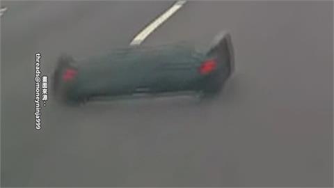 國3斗六段驚魂畫面曝！ 轎車「後保險桿噴飛」駕駛急閃避