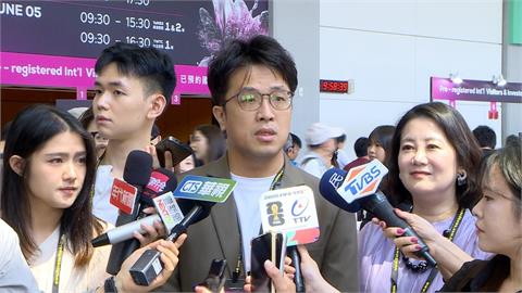 沈伯洋酸蔣「市政不熟才看稿」　蔣萬安看稿凸槌片段曝光！