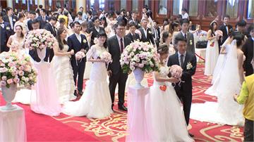 中華電信辦聯合婚禮 72對新人紅毯曬恩愛