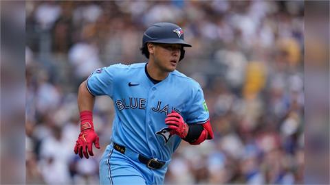 MLB(影)／被封印的岡本和真！坐板凳慘遭隊友「膠帶捆綁」惡搞　爆笑畫面全都錄